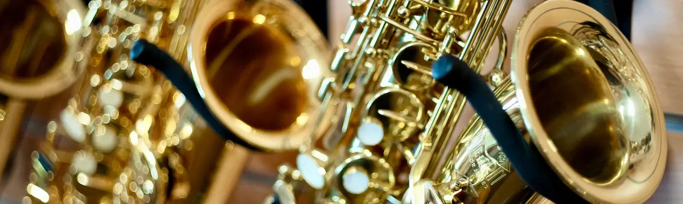 Close up image of a golden saxophone.